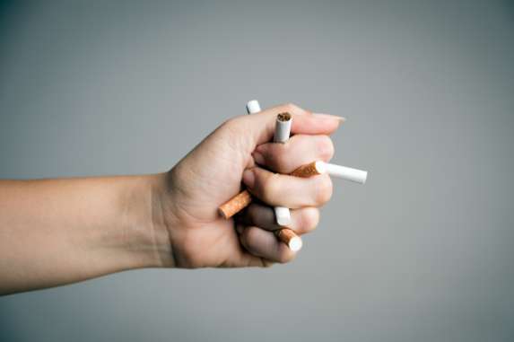 mujer-mano-rompiendo-cigarrillos-dia-mundial-tabaco_53476-3220